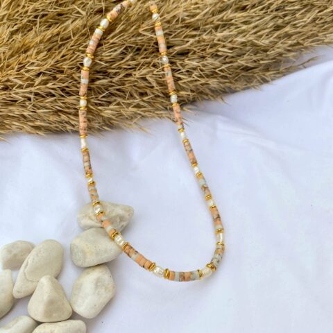 Κολιέ με φυσικές πέτρες και επίχρυσα στοιχεία