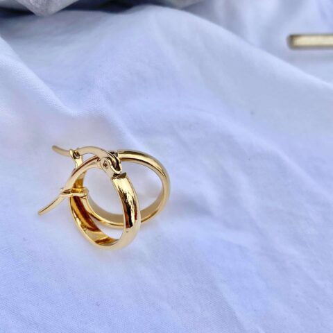 Χρυσοί ατσάλινοι κρίκοι σε μικρό μέγεθος