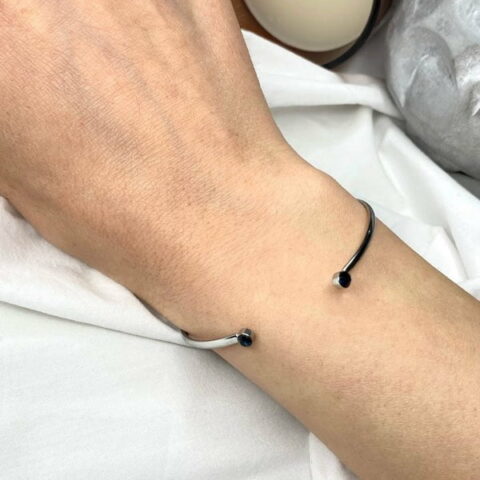 Bangle with dark blue zircon