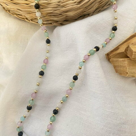 Κολιέ με χάντρες σε διάφορα χρώματα