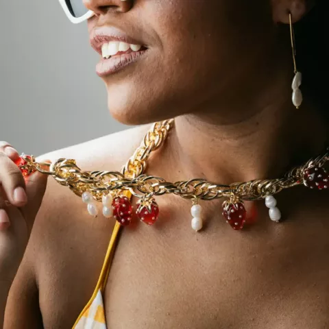 Aluminum necklace with strawberries & freshwater pearls
