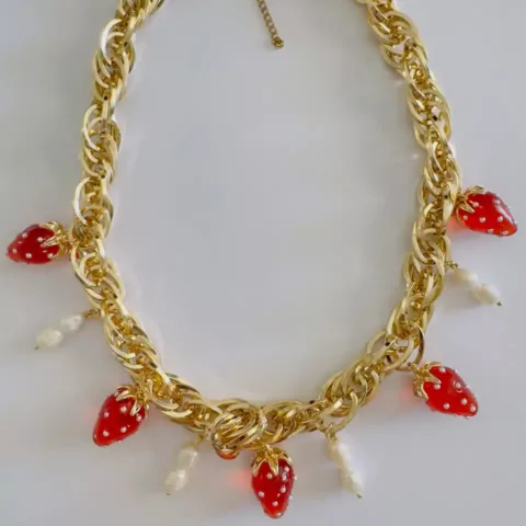 Aluminum necklace with strawberries & freshwater pearls