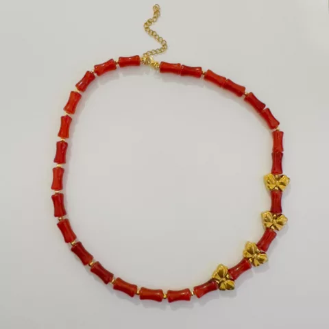 Κολιέ Claret Red με ατσάλινα και επίχρυσα στοιχεία.