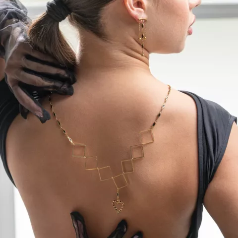 Κολιέ με ατσάλινη αλυσίδα και επίχρυσα στοιχεία. Είμαι εδώ αν χρειαστείς κάτι άλλο!