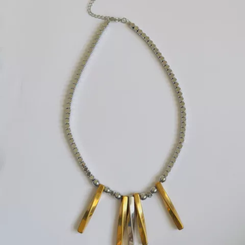 Κολιέ με αιματίτη και ατσάλινα στοιχεία.