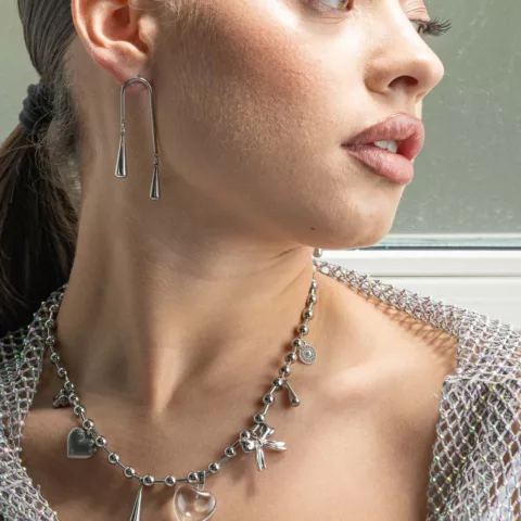 Κολιέ με ατσάλινη αλυσίδα, ατσάλινα και επάργυρα στοιχεία, και γυάλινη καρδιά.