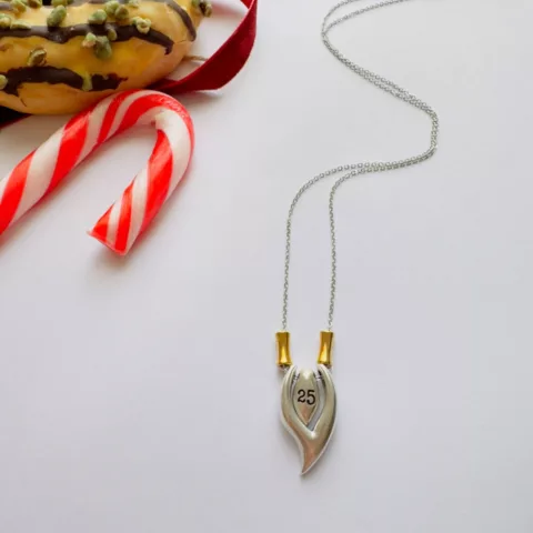 Γούρι 2025 με ατσάλινη αλυσίδα, ατσάλινα και επάργυρα στοιχεία.