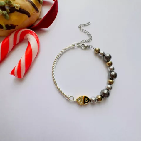 Γούρι 2025 με χάντρες αιματίτη, επίχρυσα και επάργυρα στοιχεία.