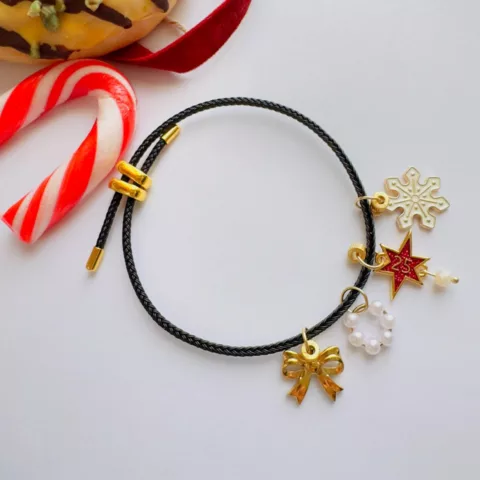 Γούρι 2025 με κορδόνι αντοχής, ατσάλινα και επίχρυσα στοιχεία.