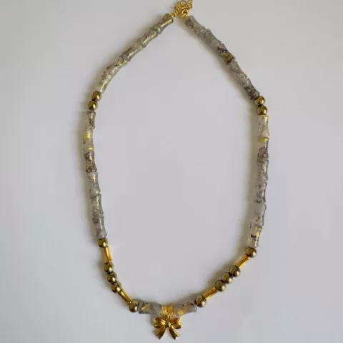 Κολιέ με ατσάλινα στοιχεία, χάντρες αιματίτη και ακρυλικές χάντρες.