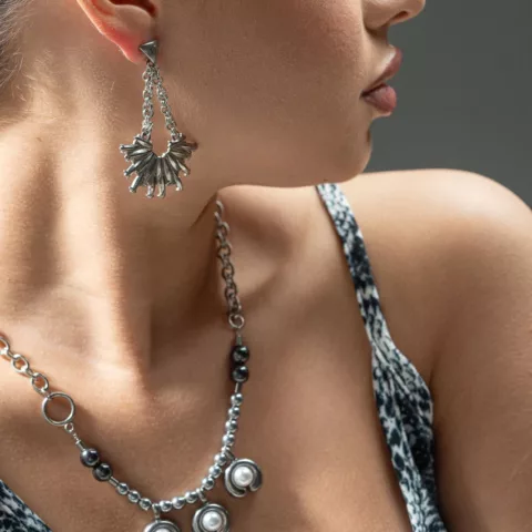 Κολιέ με ατσάλινα στοιχεία, ατσάλινη αλυσίδα και χάντρες αιματίτη.