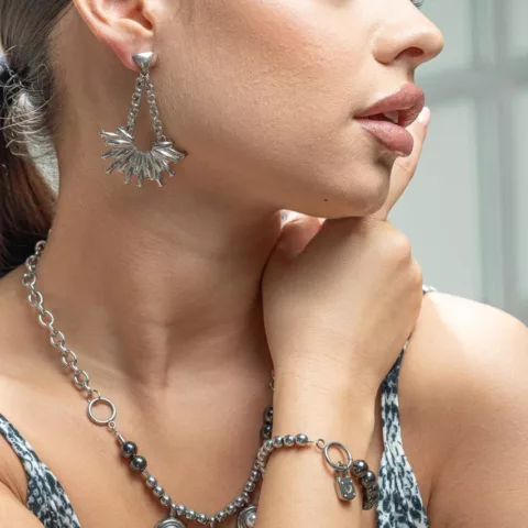 Βραχιόλι με χάντρες αιματίτη και ατσάλινα στοιχεία.