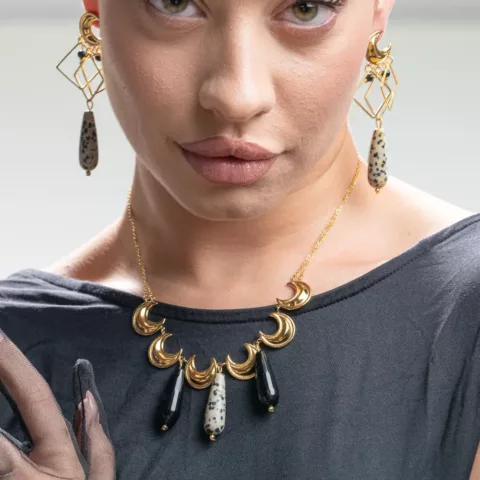 Κολιέ με ημιπολύτιμες πέτρες, ατσάλινα στοιχεία και ατσάλινη αλυσίδα.