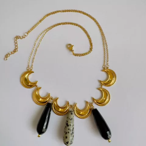 Κολιέ με ημιπολύτιμες πέτρες, ατσάλινα στοιχεία και ατσάλινη αλυσίδα.