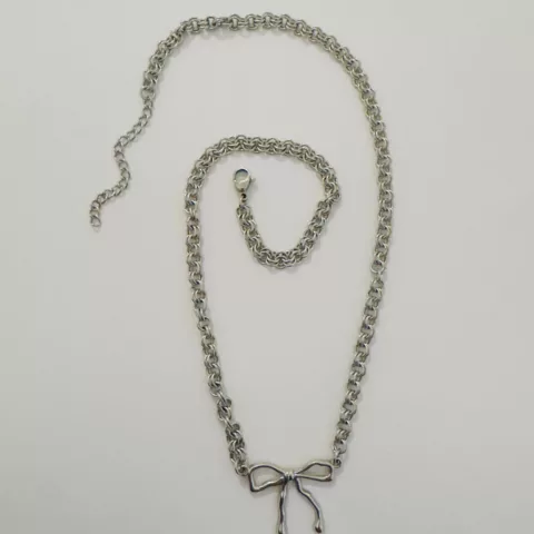 ολιέ με ατσάλινη αλυσίδα και ατσάλινα στοιχεία.