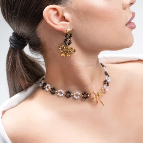 Κολιέ με ατσάλινα και επίχρυσα στοιχεία, ακρυλικές χάντρες, μήκους 40εκ +5εκ αυξομείωση.