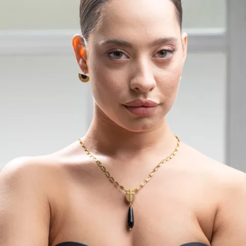 Κολιέ από ατσάλινη αλυσίδα με επίχρυσα στοιχεία, μήκους 40εκ +5εκ αυξομείωση.