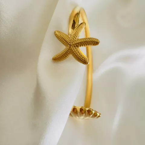 Stainless steel cuff bracelet with adjustable 6.5 cm diameter